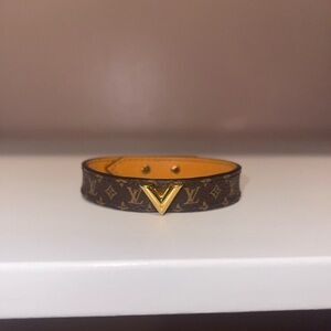 Authentic Louis Vuitton Essential V bracelet